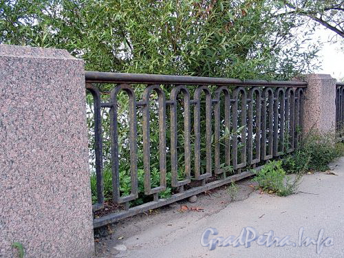 Фрагмент ограды Песочной набережной. Фото сентябрь 2010 г.