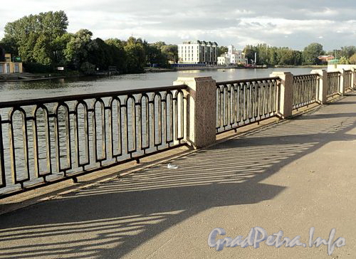 Ограда Песочной набережной на участке от Большого Крестовского моста до Молодежного моста. Фото сентябрь 2010 г.