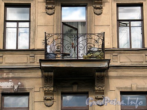 Петрозаводская ул., д. 3. Балкон лицевого корпуса. Фото сентябрь 2010 г.