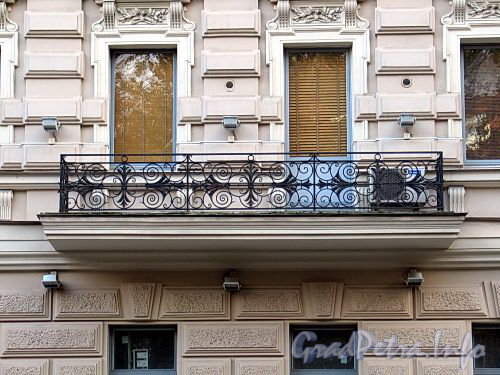 Мичуринская ул., д. 6. Решетка балкона. Фото октябрь 2010 г.