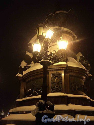 Памятник Николаю I. Фонари у памятника. Фото январь 2011 г.