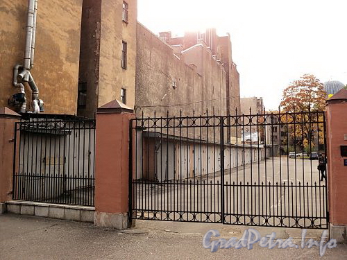 Ограда с воротами между домами 12 (правая часть) и 14 по Мичуринской улице. Фото октябрь 2010 г.