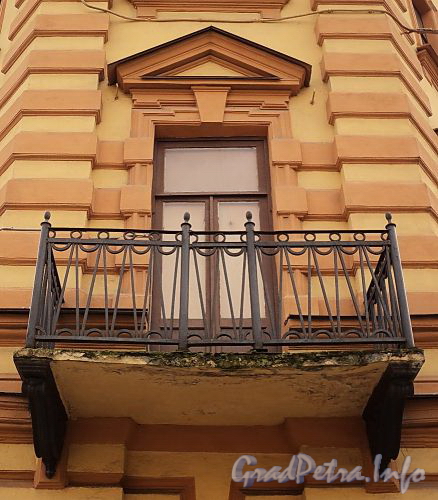 Мичуринская ул., д. 14 (правая часть) / Конный пер., д. 3. Решетка углового балкона. Фото октябрь 2010 г.