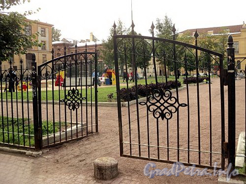 Ворота сквера с детской площадкой на углу Гагаринской и Гангутской улиц. Фото сентябрь 2010 г.