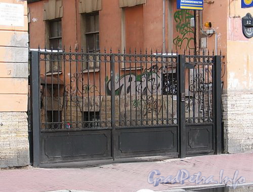 Гагаринская ул., д. 12. Ограда между корпусами. Фото сентябрь 2010 г.