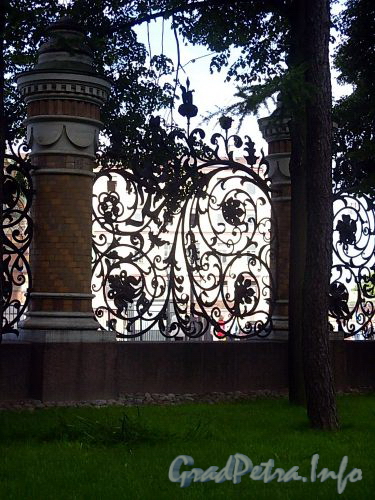 Фрагмент ограды Михайловского сада со стороны канала Грибоедова. Фото август 2004 г.