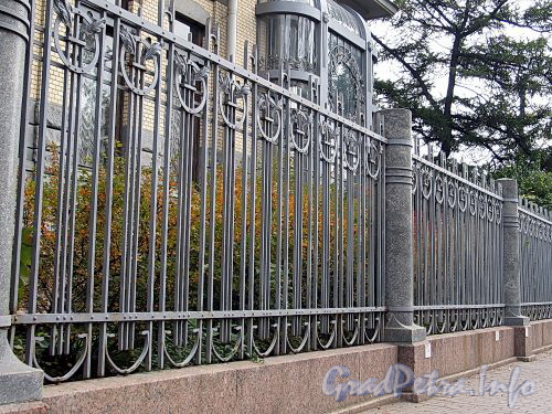 Бывший особняк М. Ф. Кшесинской. Ограда. Вид с Кронверкского проспекта. Фото октябрь 2010 г.