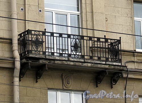 Каменноостровский пр., д. 2. Балкон. Вид с Кронверкского проспекта. Фото октябрь 2010 г.