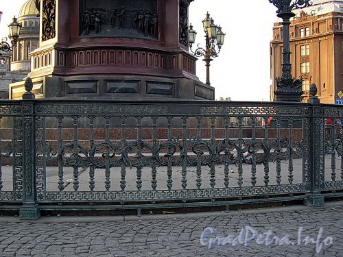 Ограда памятника Николаю I на Исаакиевской площади. Фото апрель 2005 г.