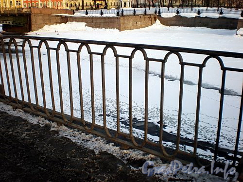 Фрагмент ограждения набережной реки Мойки в районе 1-го Инженерного моста. Фото март 2010 г.