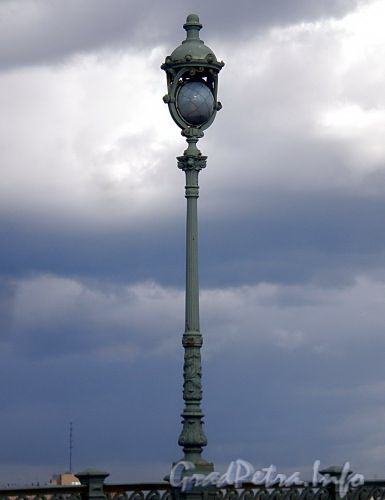 Фонарь Троицкого моста. Фото май 2009 г.