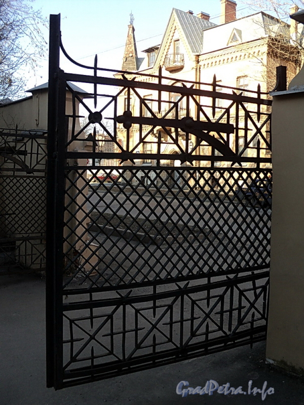 Ул. Писарева, д. 1. Створка ворот ограды. Фото апрель 2011 г.