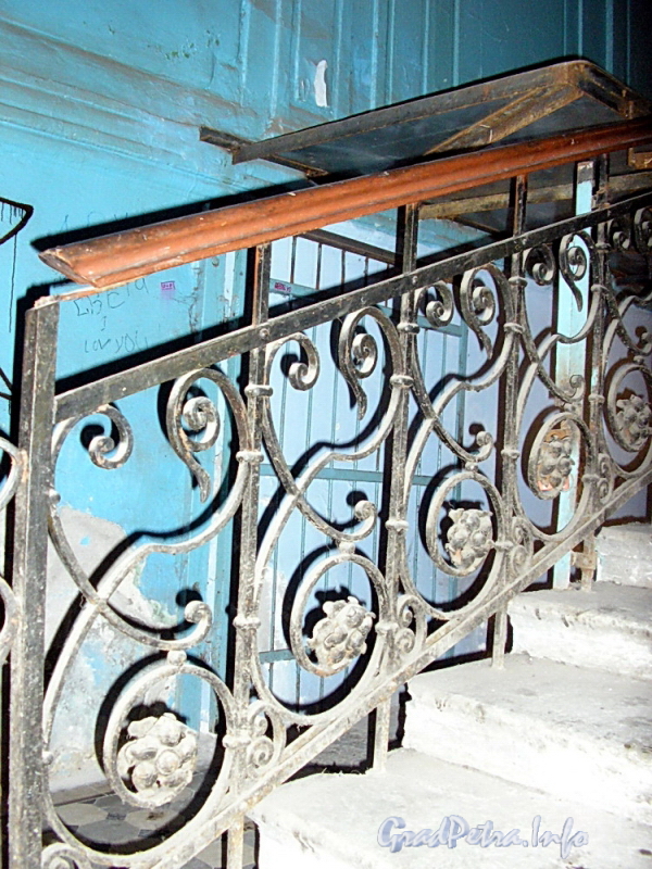 Ул. Писарева, д. 5. Фрагмент ограждения лестницы. Фото март 2005 г.
