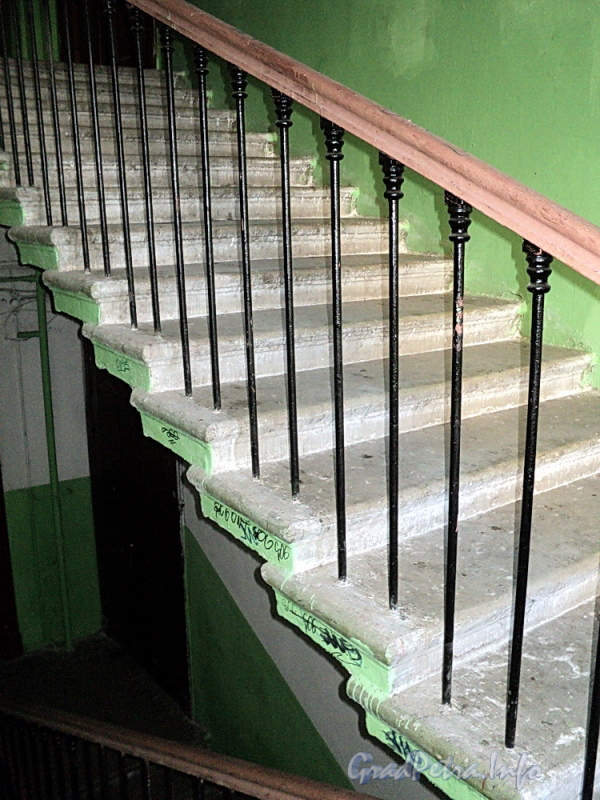 Ул. Писарева, д. 6-8. Фрагмент ограждения лестницы. Фото апрель 2011 г.