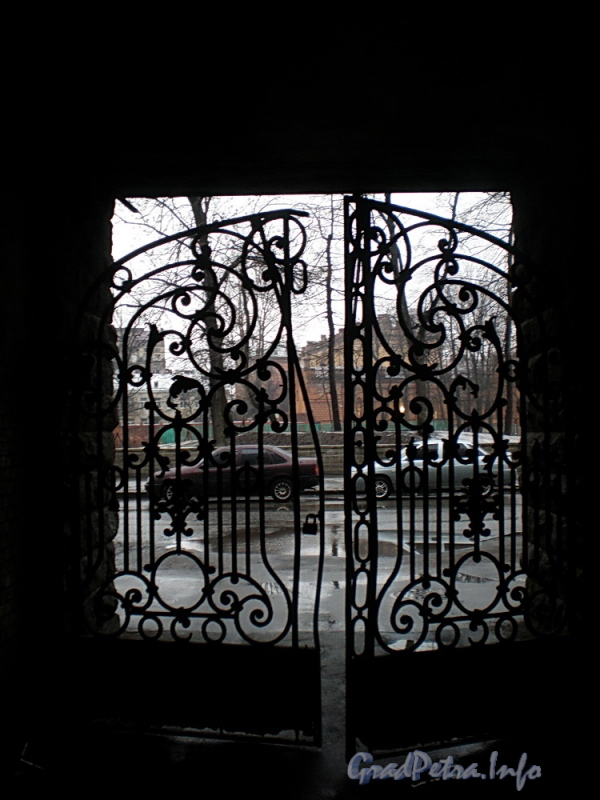 Ул. Писарева, д. 10. Решетка ворот. Фото март 2009 г.