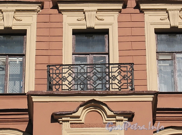 Ул. Писарева, д. 14. Ограждение балкона эркера лицевого корпуса. Фото апрель 2011 г.
