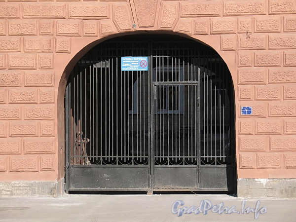 Ул. Писарева, д. 14. Решетка ворот лицевого корпуса. Фото апрель 2011 г.