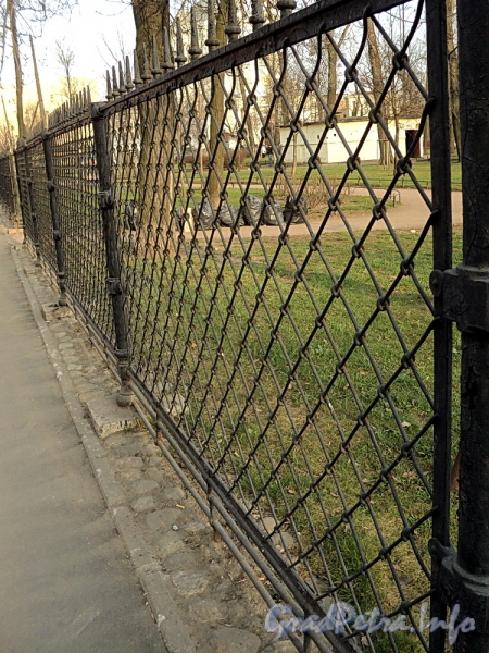 Фрагмент ограды Князь-Владимирского сквера. Фото апрель 2011 г.