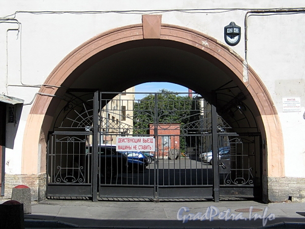 Чебоксарский пер., д. 2. Ворота арки во внутренний двор. Фото август 2011 г.