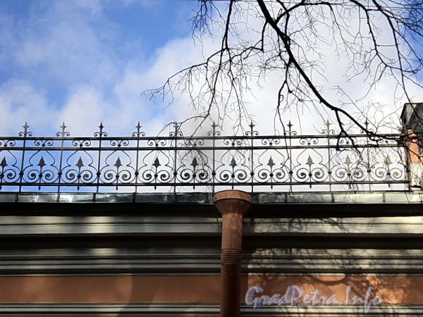 Ул. Ивана Черных, д. 23. Фрагмент декоративной решетки на крыше здания. Фото сентябрь 2011 г.