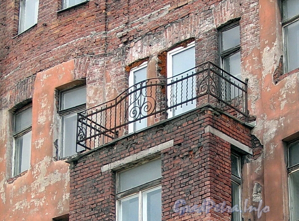 Ул. Шкапина, д. 28. Ограждение балкона эркера. Фото сентябрь 2011 г.