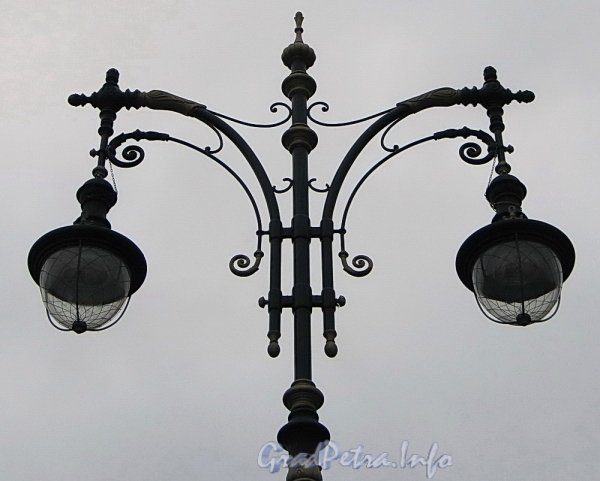 Светильники фонаря на площадке у лестничного спуска к воде напротив проспекта Чернышевского. Фото ноябрь 2011 г.