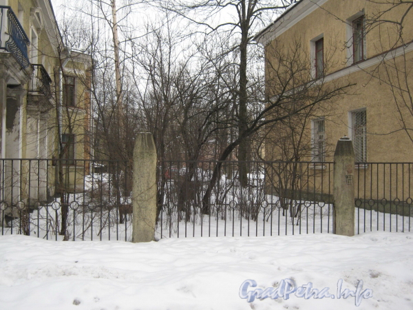 Ограда между домами 31 корпус 3 (слева) и 33 (справа) по Севастопольской ул. Фото февраль 2012 г.