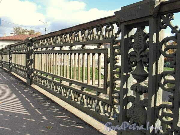 Фрагмент ограждения Мало-Петровского моста. Фото октябрь 2011 г.