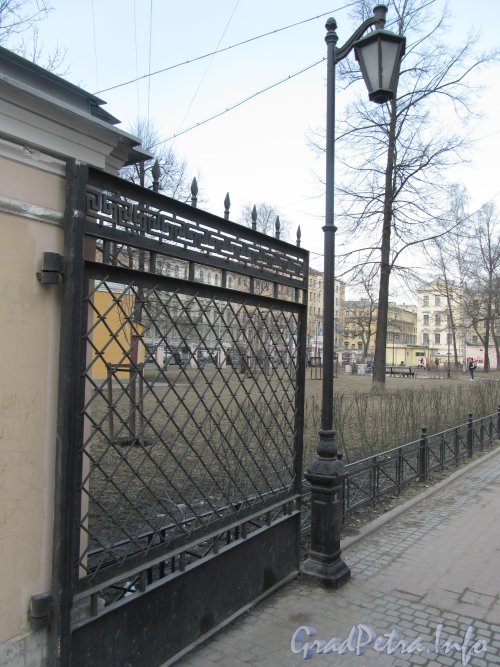 Ворота Благовещенского сада со стороны 8-ой линии В.О. после реставрации. Фото апрель 2012 года.