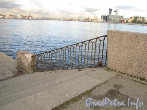 Ограда спуска к воде на Синопской набережной у моста Александра Невского. Фото октябрь 2012 г.