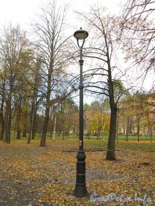 Фонарь на Глазурной улице в саду 30-летия Октября. Фото октябрь 2012 г.