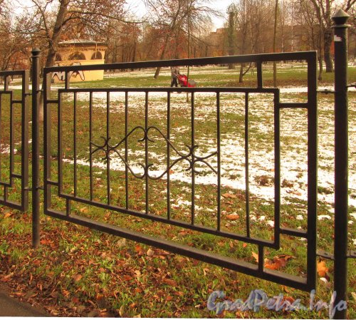Фрагмент ограды Палевского сада. Фото октябрь 2012 г.