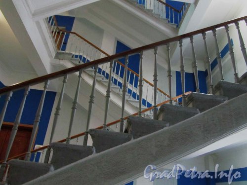 Ул. Комсомола, дом 41. Балясины центральной лестницы бизнес центра «Финляндский». Фото октябрь 2012 г.