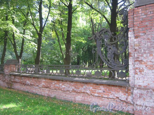 Сад 9-го января. Фрагмент ограды со стороны Кировской пл. Фото 21 сентября 2012 г.