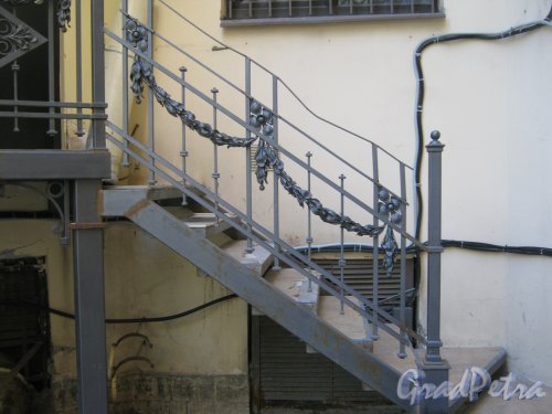 Каменноостровский пр., дом 26-28. Ограда лестницы в одном из дворов. Фото 7 июля 2012 г.