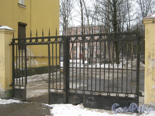 Ограда между домами 6 и 8 по пр. Энгельса. Фото 26 февраля 2013 г.