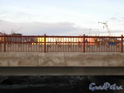 Ограда нового моста в поселке Кудрово через безымянный проток в жилом комплексе «Семь Столиц». Фото 24 марта 2013 г.