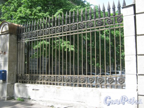 Ограда между домами 30 и 32 по Кузнецовской ул. Фрагмент. Фото 1 июня 2013 г.