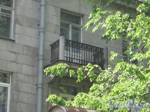 Кузнецовская ул., дом 30. Балкон со стороны дома 32. Фото 1 июня 2013 г.