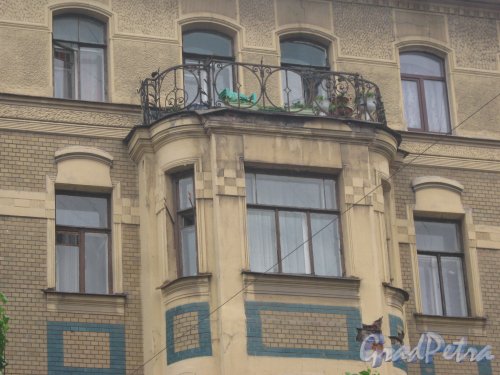 Ул. Черняховского, дом 51. Фрагмент фасада (балкон). Фото 14 июня 2013 г.