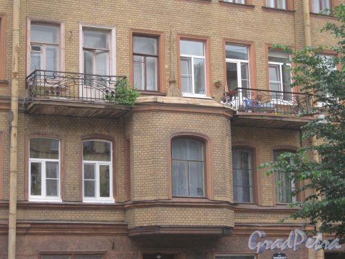 Ул. Черняховского, дом 41. Балкон со стороны фасада. Фото 14 июня 2013 г.