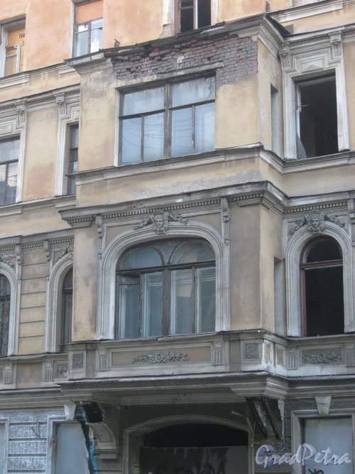 11-я Красноармейская ул., дом 7. Фрагмент фасада расселённого дома. Балкон. Фото 30 мая 2013 г.