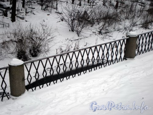 Ограда набережной реки Волковки. Январь 2009 г.