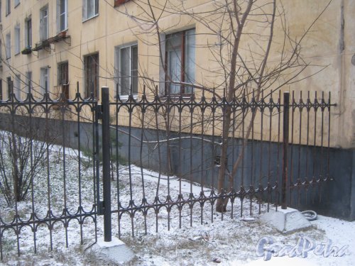 Ленинский пр., дом 127, корпус 4. Фрагмент ограды, примыкающей к зданию. Фото 12 января 2014 г.