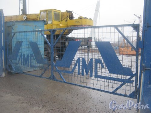 Ул. Маршала Захарова на пересечении с пр. Героев. Вид на ворота, ограждающие строительство моста через Дудергофский канал. Фото 29 декабря 2013 г.