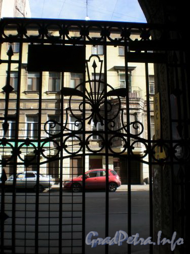 Колокольная ул., д. 5. Фрагмент решетки въездных ворот. Апрель 2009 г.