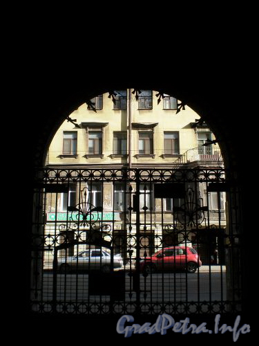 Колокольная ул., д. 5. Въездные ворота. Вид со двора. Апрель 2009 г.