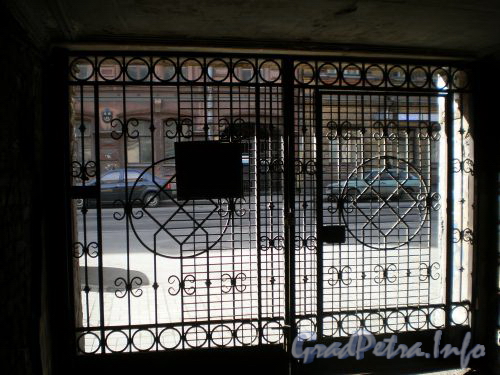 Колокольная ул., д. 16. Въездные ворота. Вид со двора. Апрель 2009 г.
