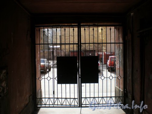 Заячий пер., д. 4. Решетка ворот арки главного здания, выходящей на Заячий пер. Апрель 2009 г.