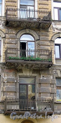 Рижский пр., д. 14. Бывший доходный дом. Фрагмент фасада с балконами. Фото июль 2009 г. 